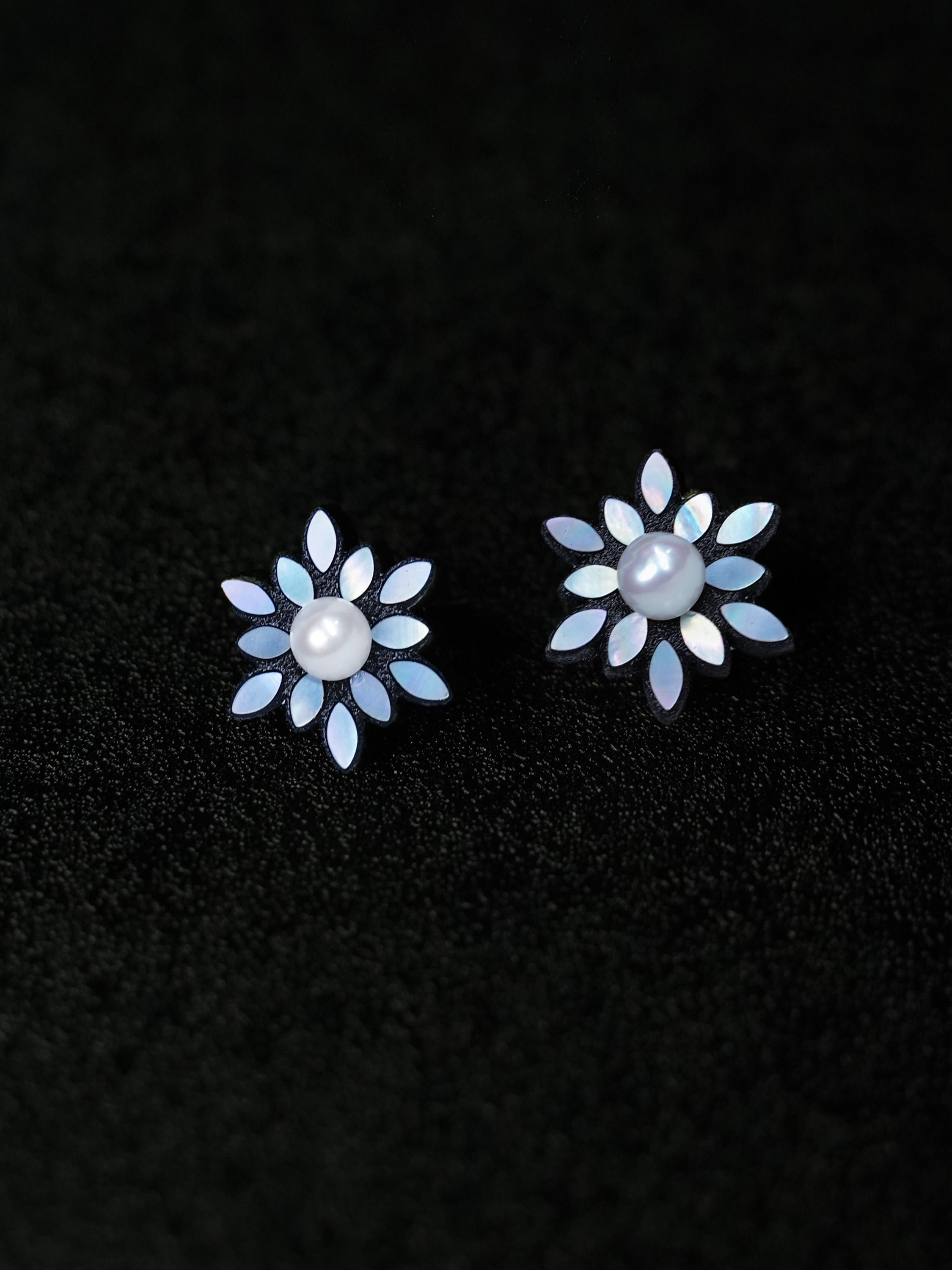 Snow Bloom stud earrings