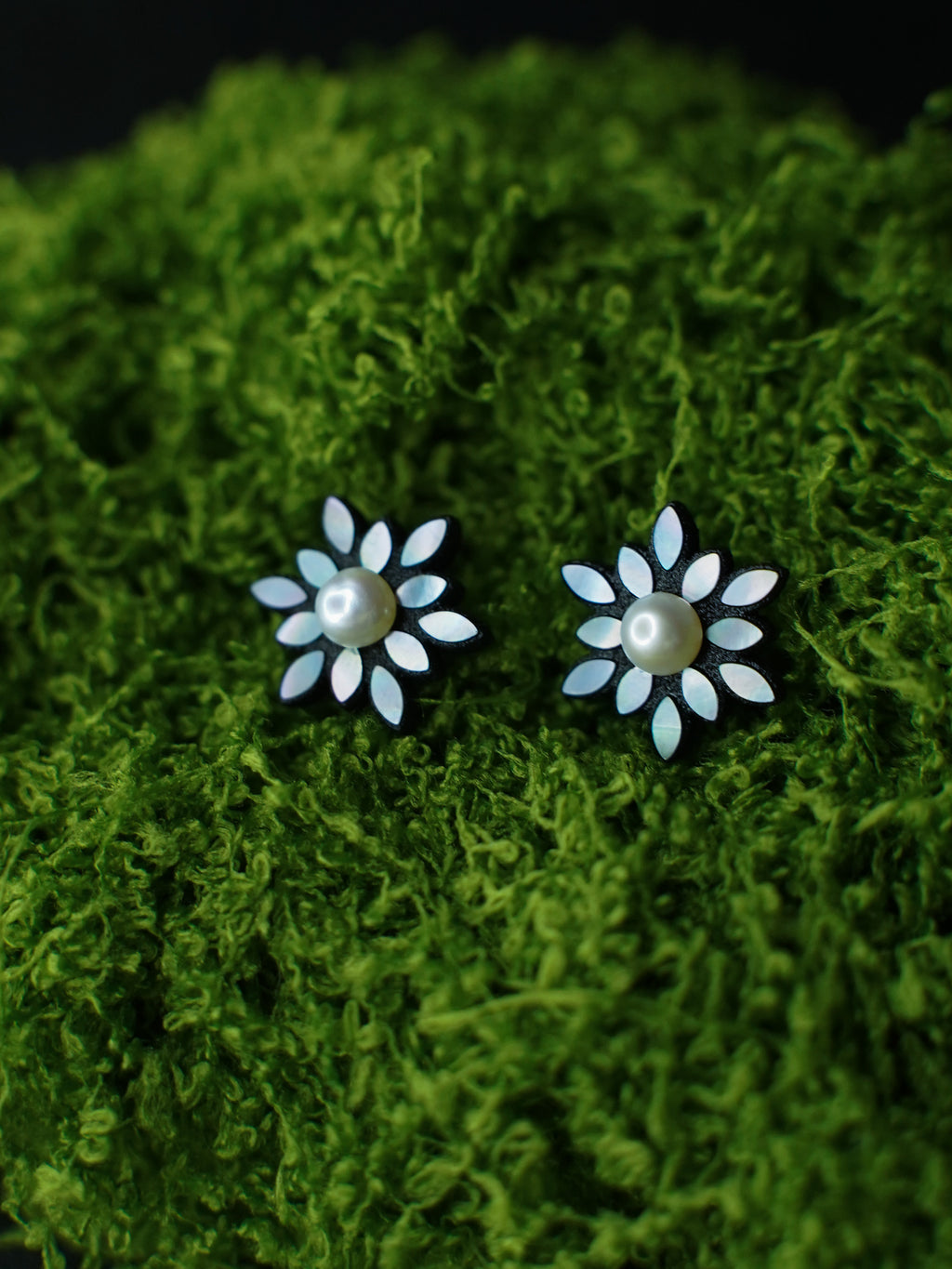 Snow Bloom stud earrings